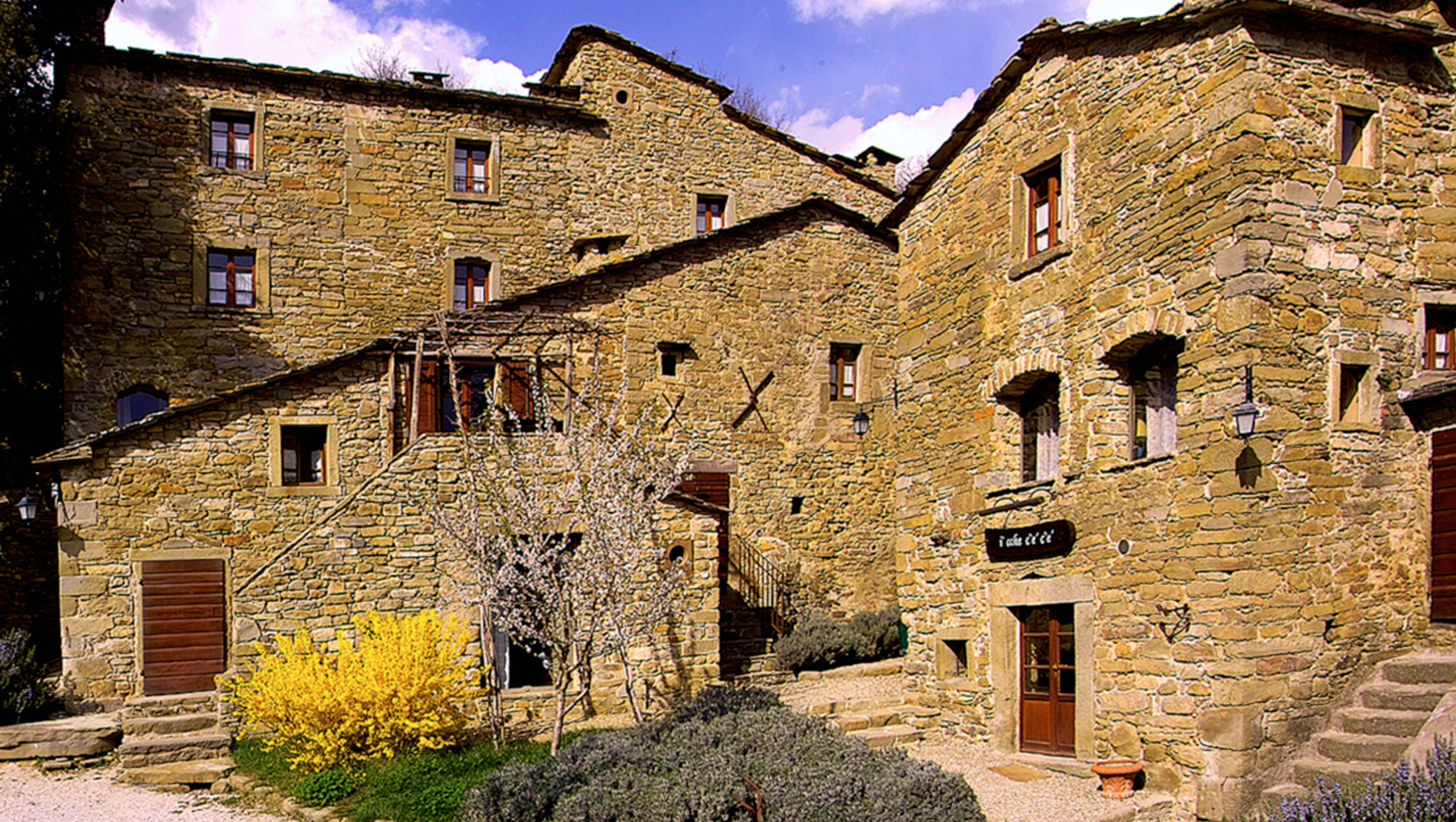 The photo shows Trattoria I’cche c’è c’è in Borgo di Vagli